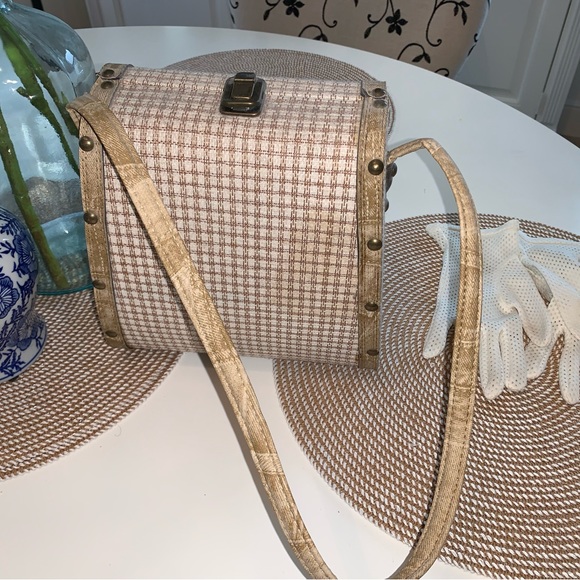 Vintage antique hard shell bag w/ strap . Velvet lining brass closure + gloves - Picture 2 of 9